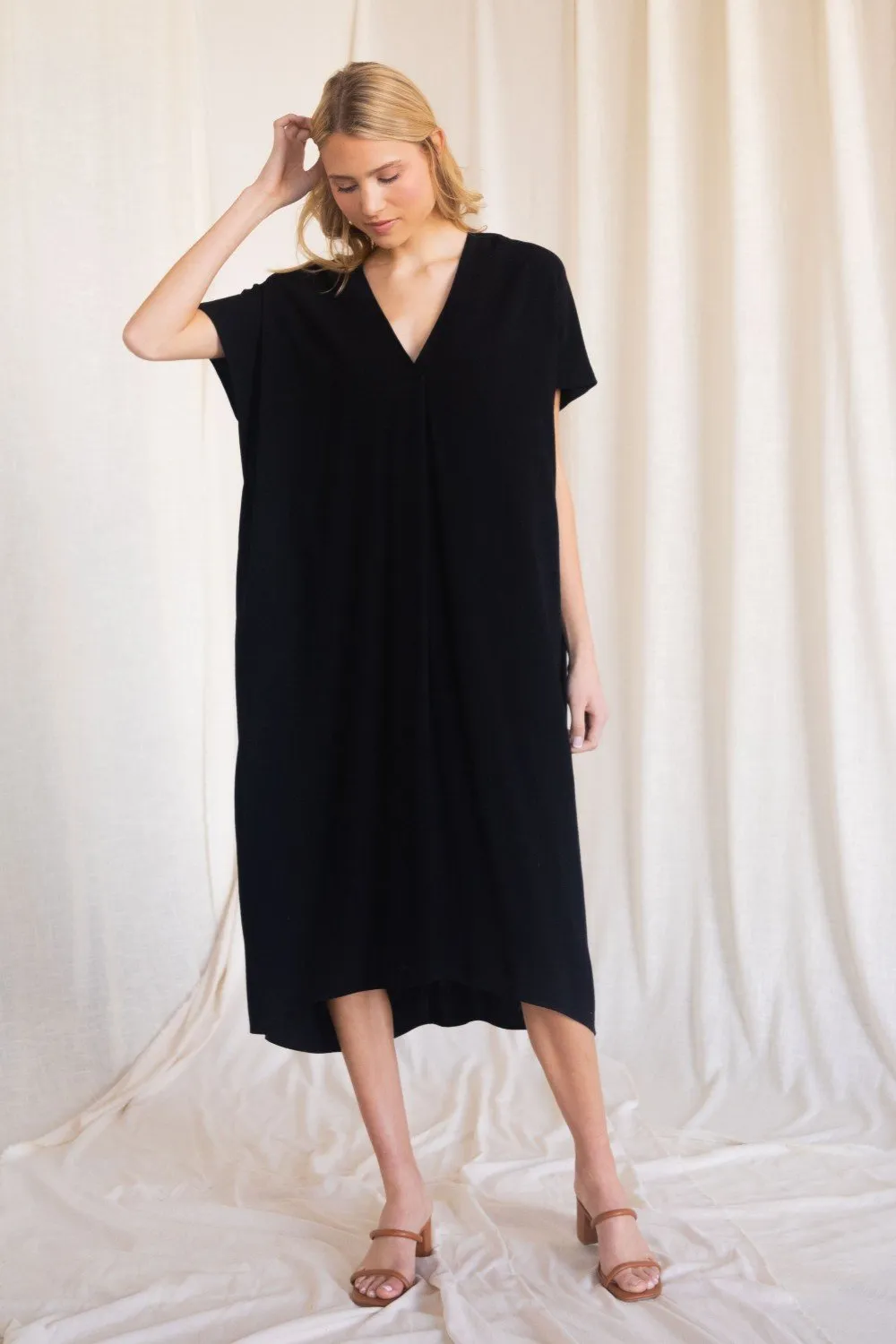 Linen maxi dress with a v neckline and side pockets (multiple colors available)